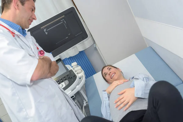 Gelukkig zwanger vrouw in ziekenhuis — Stockfoto