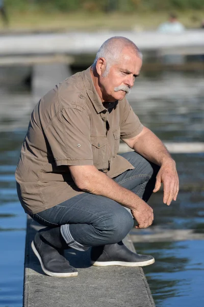 Homem olhando para a lagoa — Fotografia de Stock