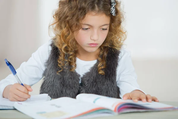 Дівчина робить домашні завдання сама — стокове фото