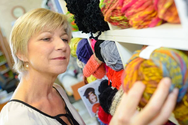 Woman choosing wool and woman — Stock Photo, Image