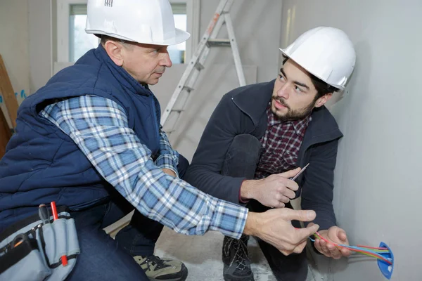 Reparación renovación eléctrica y concepto de personas — Foto de Stock