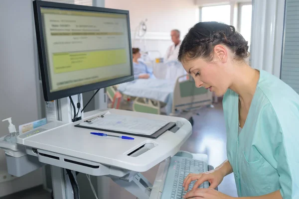 Nurse checking hospital screen — Stock Photo, Image