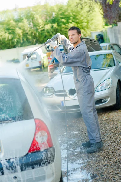 Mechanic power washing car — Stock Photo, Image