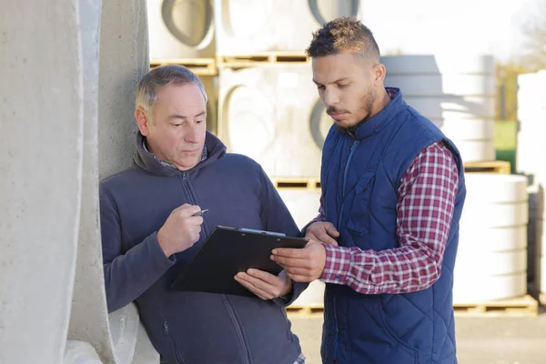 Supervisor mostrando los detalles al colega — Foto de Stock