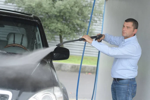 Мытье автомобиля с пеной и водой под высоким давлением — стоковое фото