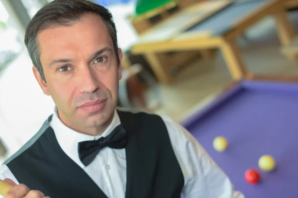 Pool billiard player looking at the camera — Stock Photo, Image