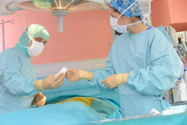 Equipe de cirurgia jovem na sala de cirurgia — Fotografia de Stock