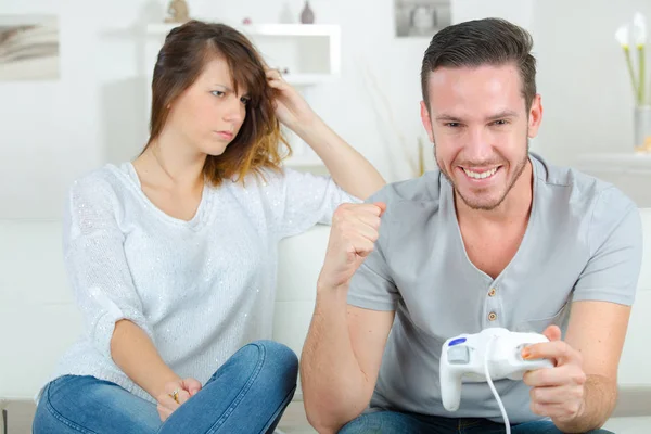 Irritado mulher assistindo homem jogar jogo de computador — Fotografia de Stock