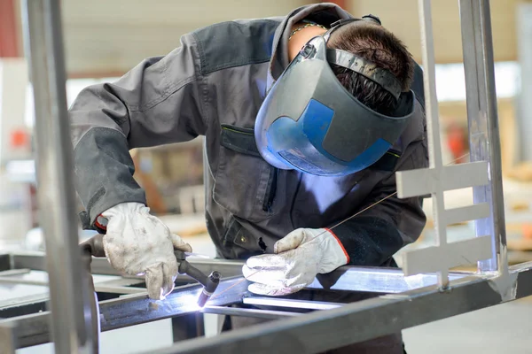 Man leaning over welding — Stock Photo, Image