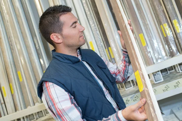 Een medewerker van een ijzerhandel op het werk — Stockfoto