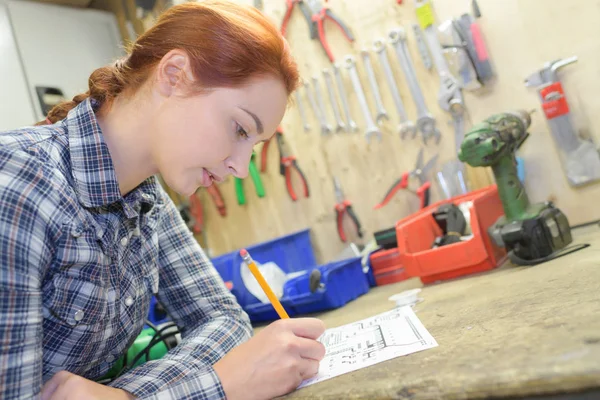 Artesana tomando notas en el taller — Foto de Stock