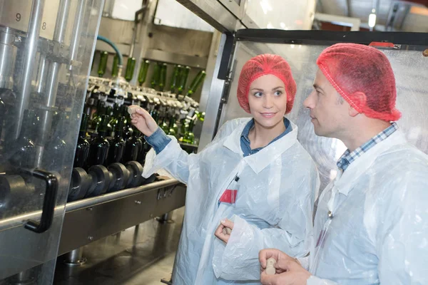 Wijnmakers met behulp van machines op het laboratorium — Stockfoto