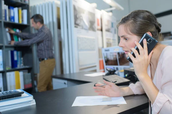 Gelukkig creatieve team bellen op telefoon in kantoor — Stockfoto