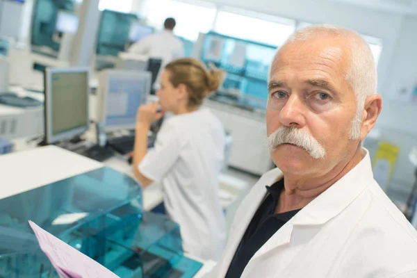 Porträtt av manliga överläkare i laboratorium — Stockfoto