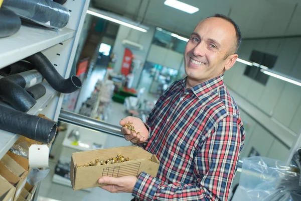 Porträtt av man håller låda av fästelement — Stockfoto