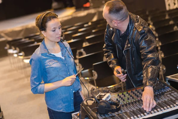 Ingenieros de sonido masculinos y femeninos instalándose antes del concierto —  Fotos de Stock