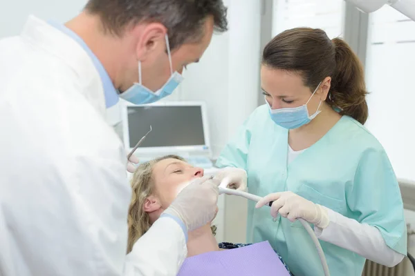 Dentist cleaning the teeth — Stock Photo, Image