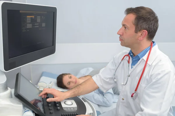 Frau zur Mammografie ins Krankenhaus — Stockfoto