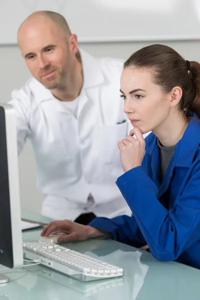 Female tutor using computer in it class — Stock Photo, Image