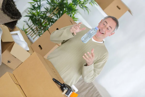 Homem caixas de embalagem e embalagem — Fotografia de Stock