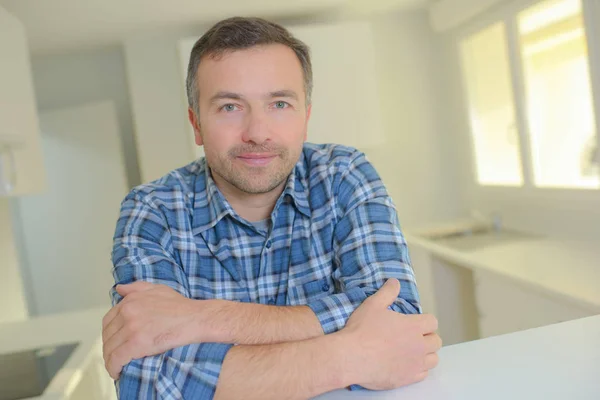 Sourire bricoleur et fond intérieur de la maison — Photo