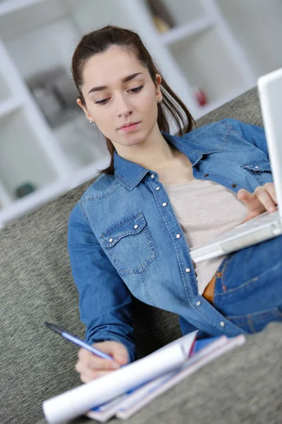 Pěkný teen dívka s notebooku na pohovce — Stock fotografie