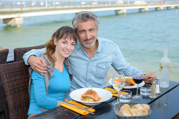Портрет пары в ресторане на берегу реки — стоковое фото