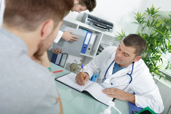 Homem como médico ou médico durante a consulta em seu escritório — Fotografia de Stock