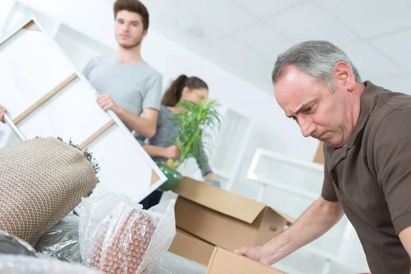 Frustré homme d'âge moyen avec des boîtes de déménagement à la maison — Photo