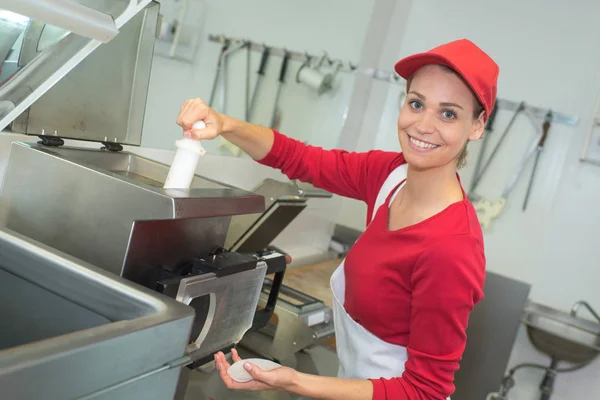 Worker deep frying in industrial kitchen — Stock Photo, Image