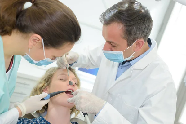 Dentista e paziente nello studio dentistico — Foto Stock