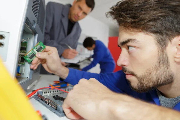 Mannelijke elektronische apparaten op workshop controleren — Stockfoto