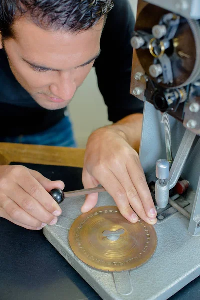 Sapateiro repara a máquina — Fotografia de Stock