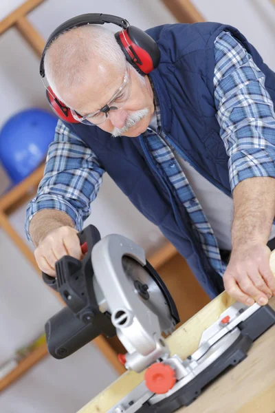 Falegname che fa il suo lavoro — Foto Stock