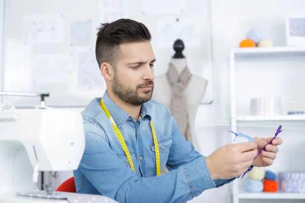 Sastre en el trabajo y sastre — Foto de Stock