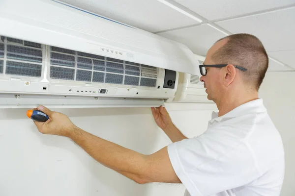 Vaststelling en onderhoud van airconditioningsysteem — Stockfoto