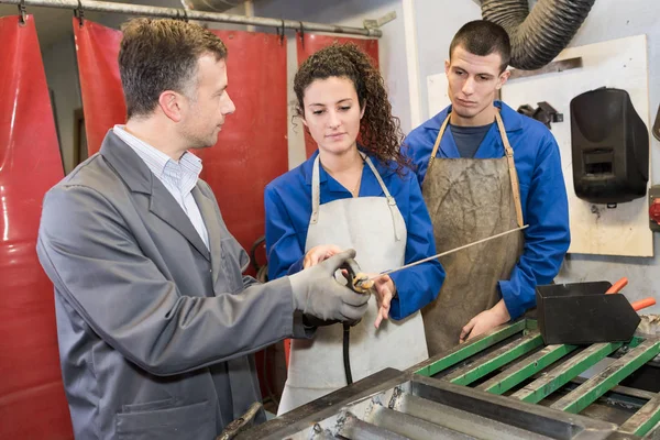 Metaalwerk studenten opleiding in werkplaats — Stockfoto