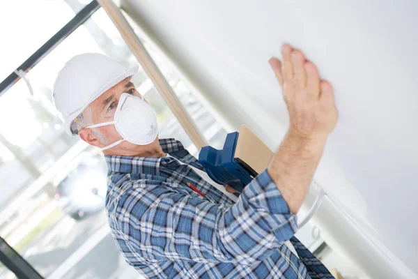 Efterbehandling lager av stuckaturen på väggen genom att använda — Stockfoto