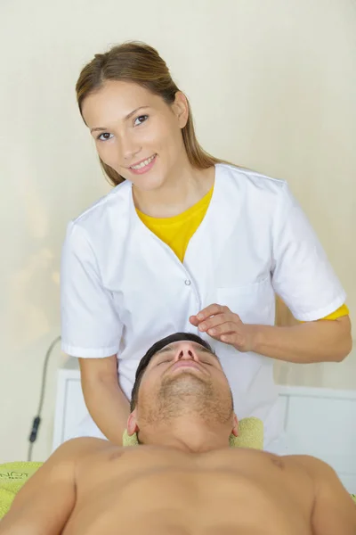 Mann mit Kopfmassage in der Nähe — Stockfoto