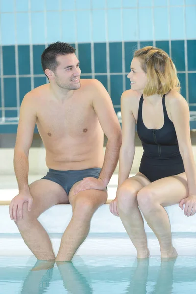 Paar is plezier in zwembad — Stockfoto