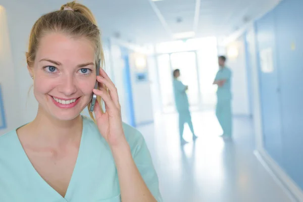 Krankenschwester mit Handy auf Krankenhausstation — Stockfoto