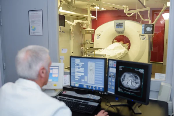 Médico senior revisando una tomografía axial computarizada — Foto de Stock