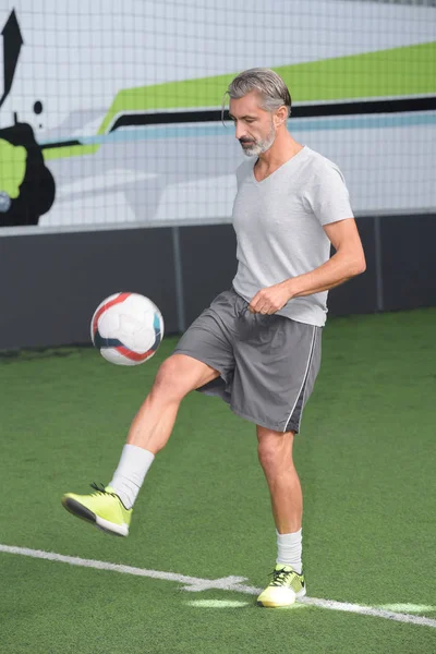 Mann spielt Fußball allein — Stockfoto