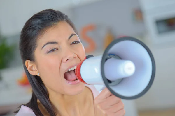 Mulheres megafone gritando e megafone — Fotografia de Stock