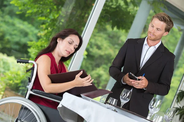 Servitören på restaurangen väntar klienten att beställa — Stockfoto