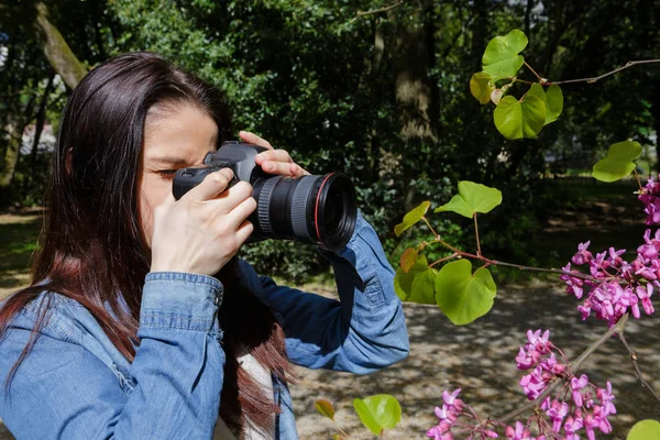 Giovane donna scatta foto della natura vicino al lago — Foto Stock