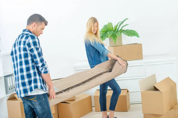 Couple moving into their new home — Stock Photo, Image