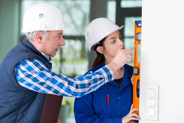 Electrician and his apprentice — Stock Photo, Image