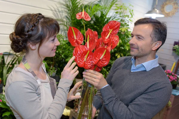 Dos floristas trabajando en invernadero —  Fotos de Stock