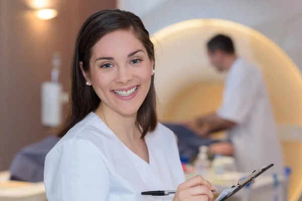Счастливая женщина-врач собирается сделать томографию — стоковое фото